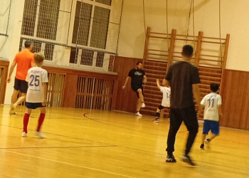 Starší přípravka: předvánoční zápas rodiče vs. kluci