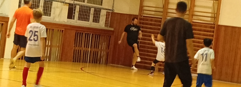 Starší přípravka: předvánoční zápas rodiče vs. kluci